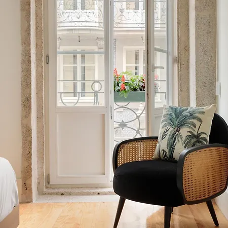 Flores Plaza Apartment *